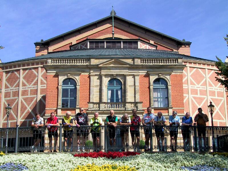 Die Reinhardswaldradler vor dem Festspielhaus in Bayreuth