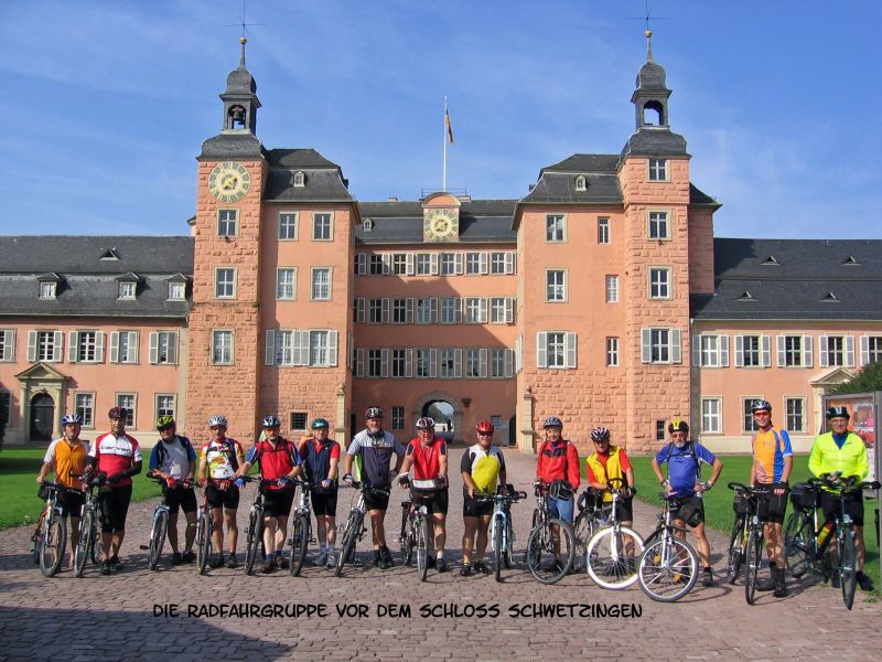 Die Radgruppe vor dem Schloss in Schwetzingen