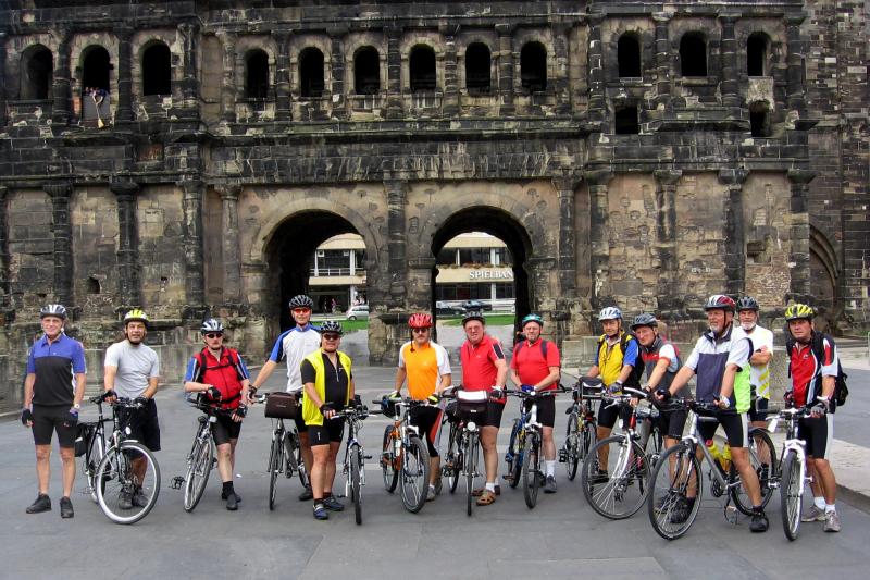 Die Radsportler vor der Porta Nigra in Trier