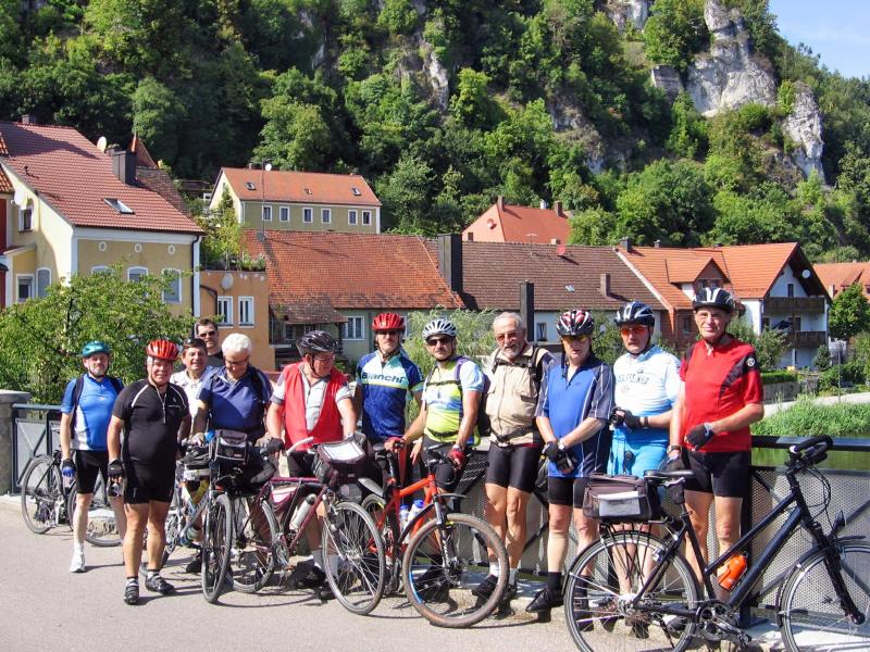 Die radgruppe in Kallmnz auf der Brcke ber die Naab